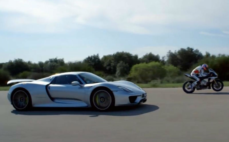 VÍDEO: Yamaha YZF-R1 vs Porsche 918 Spyder