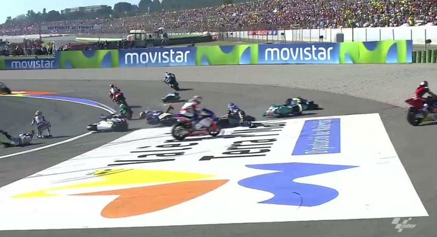 Corrida de Moto2 começa com um acidente