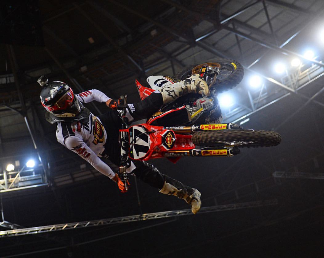VÍDEO: O espetáculo do Australian Supercross Open