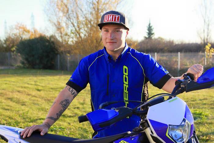 Matthew Phillips assina com a Sherco