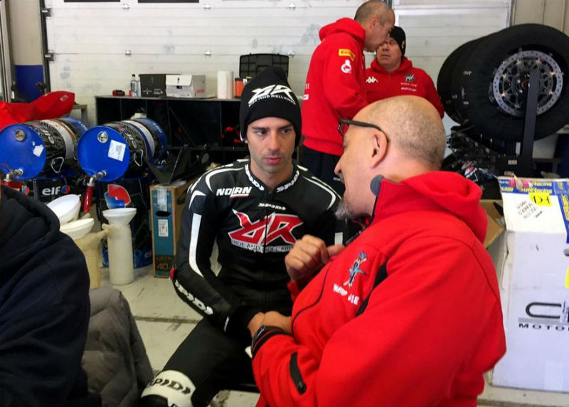 Marco Melandri pode trocar as duas pelas quatro rodas