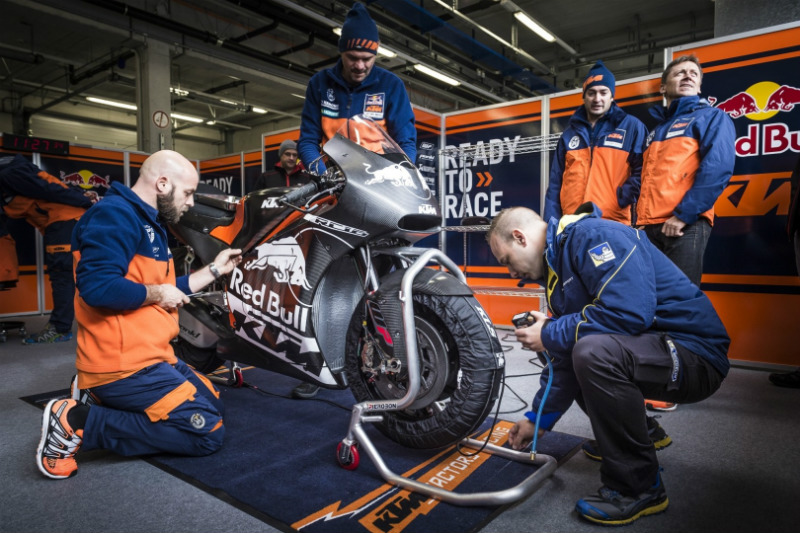 Crónica: A todo-poderosa KTM vira-se para o MotoGP