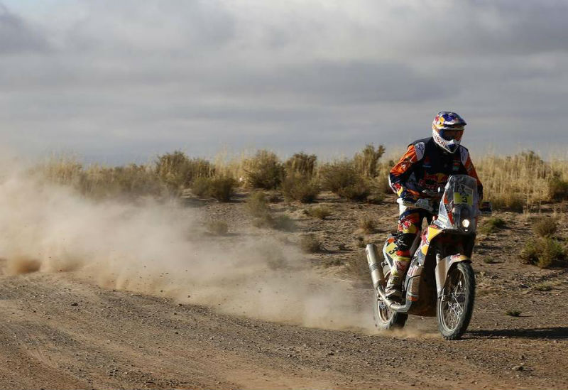 Toby Price inicia dia ao ataque