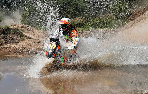 Laia Sanz inicia Dakar a `meter água´