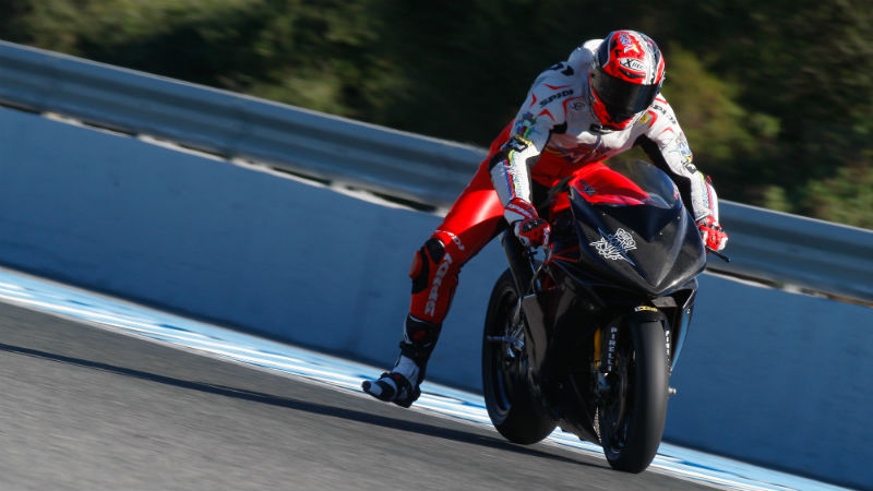 Pista molhada prejudica o início dos testes