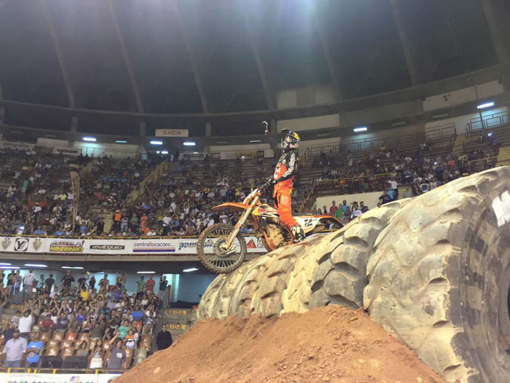 Triunfo de Walker em corrida emocionante
