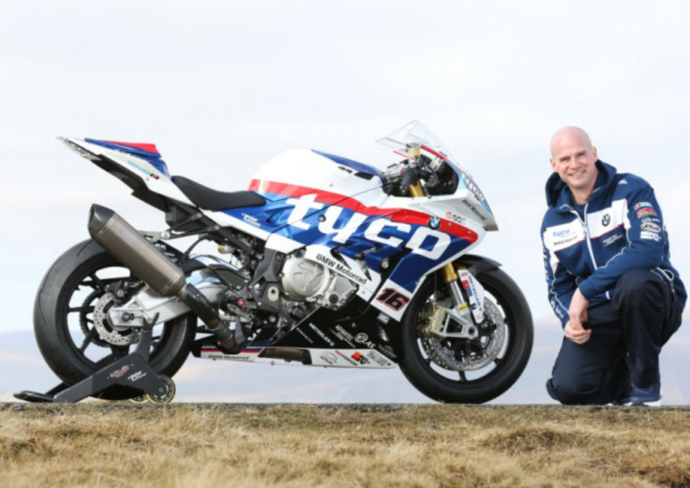 Ryan Farquhar com a BMW na Ilha de Man