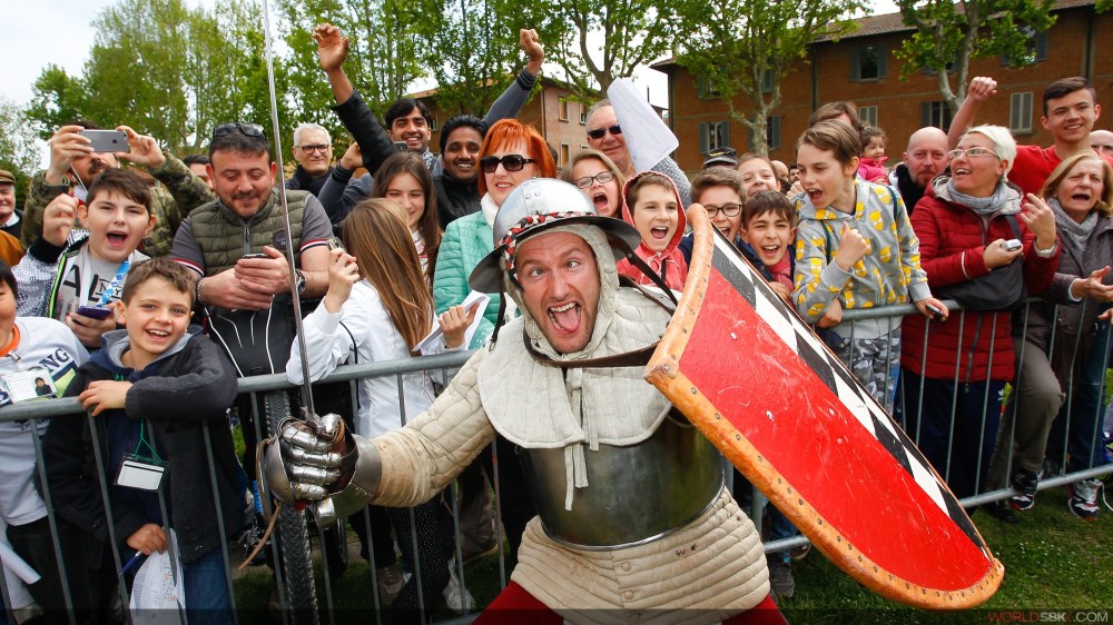 FOTOGALERIA: Pilotos do Mundial SBK na pele de guerreiros