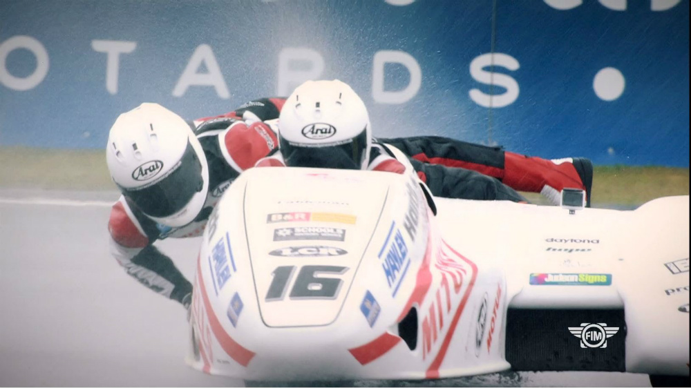 VÍDEO: Mundial de Sidecar arrancou à chuva em Le Mans