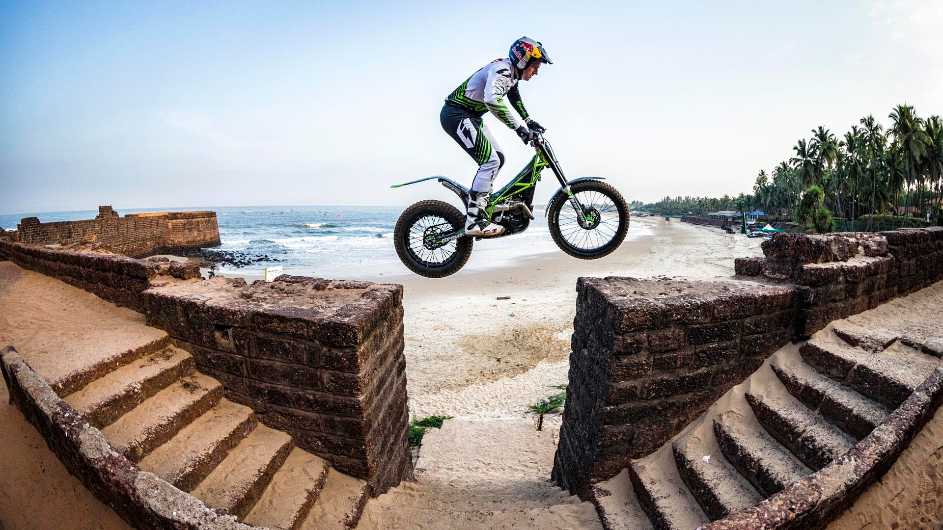 VÍDEO: Dougie Lampkin dá show em Goa
