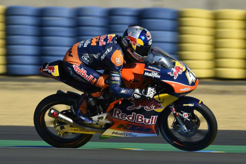 Binder bate Fenati em corrida emocionante