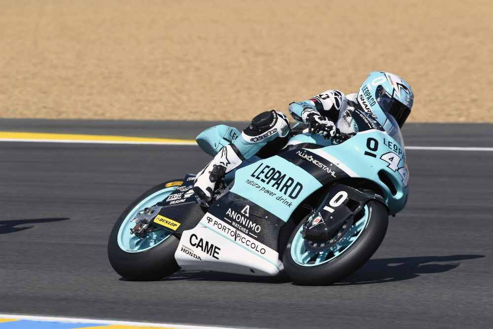 Nakagami lidera Warm-Up, Oliveira 11º