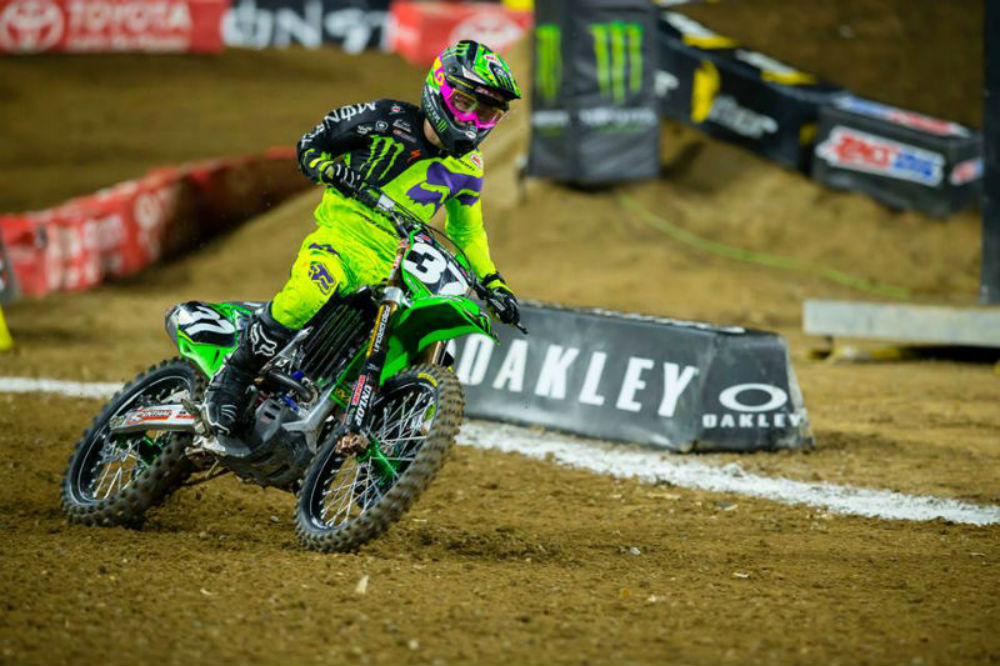 Savatgy brilha na noite de Webb e Stewart