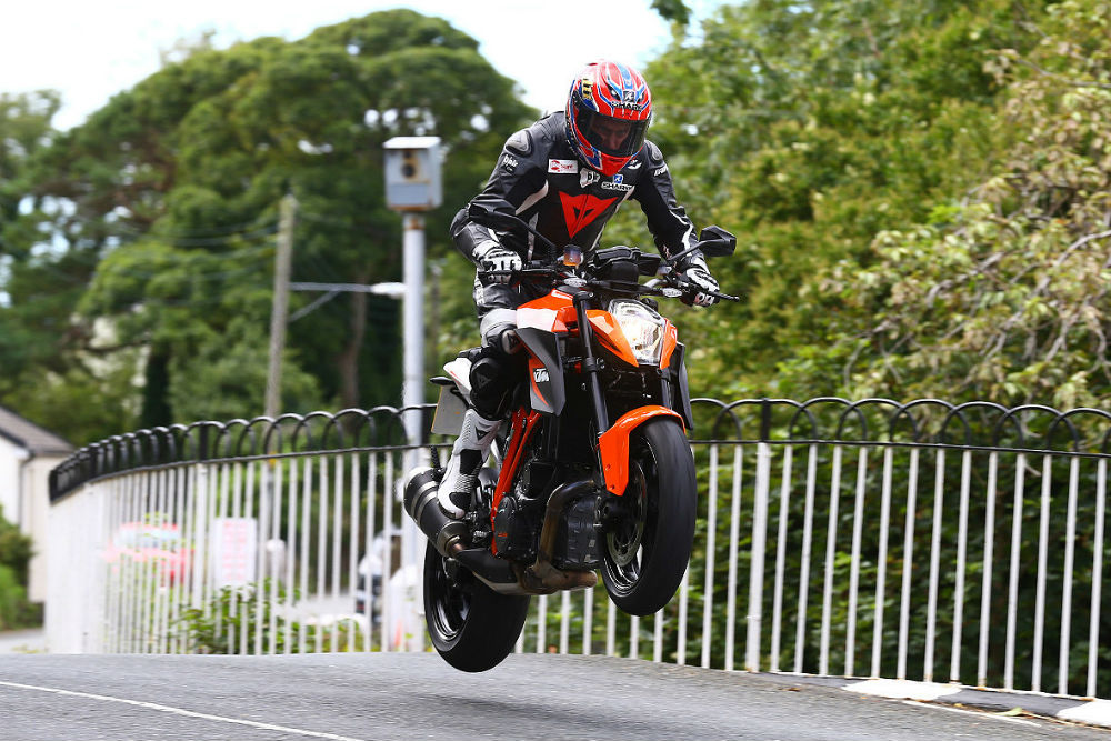 Vídeo: Carl Fogarty na Ilha de Man