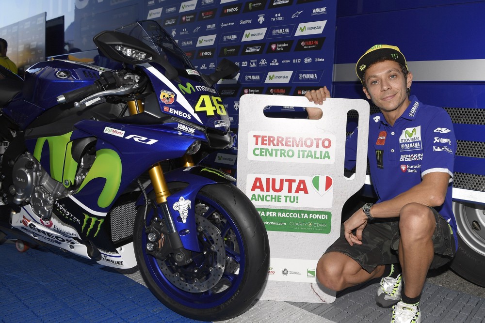 MotoGP:  Yamaha leiloa R1 com assinatura de Rossi