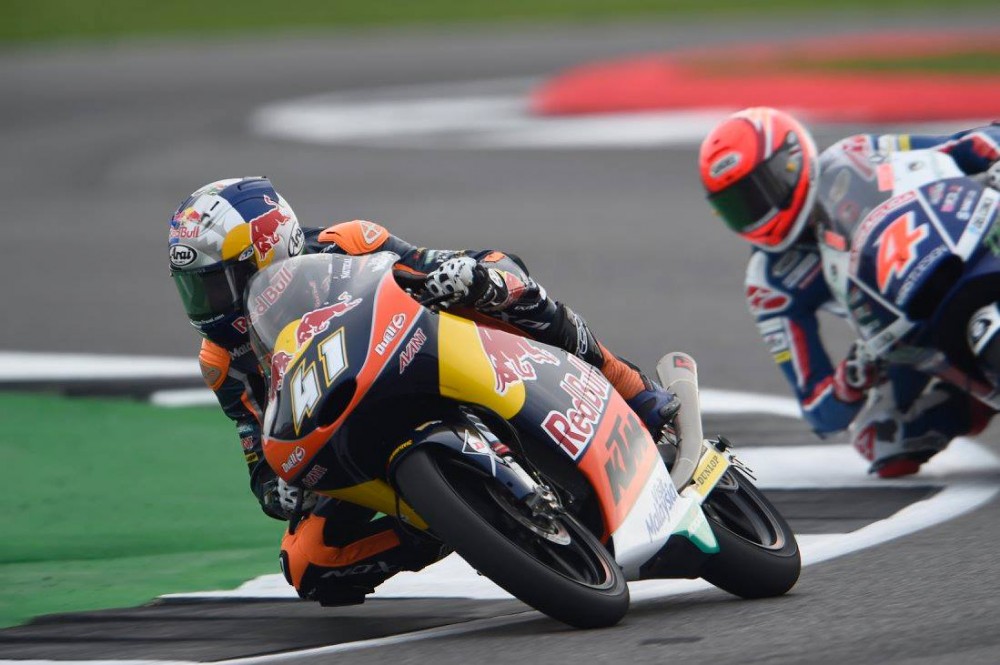 Moto3: Binder vence corrida emotiva e dá passo decisivo rumo ao título