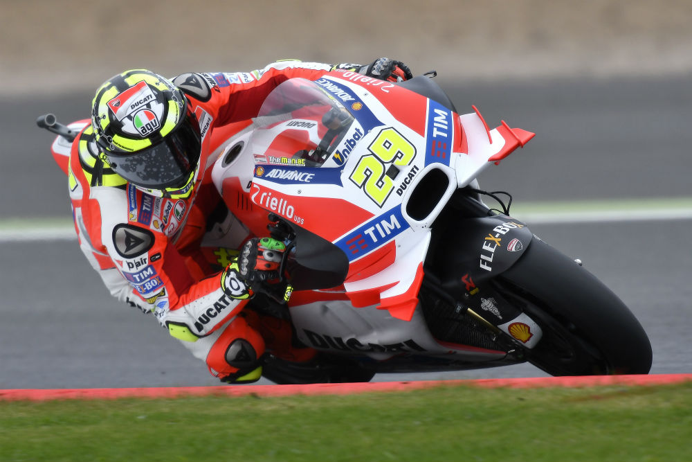 MotoGP: Andrea Iannone transportado para um hospital
