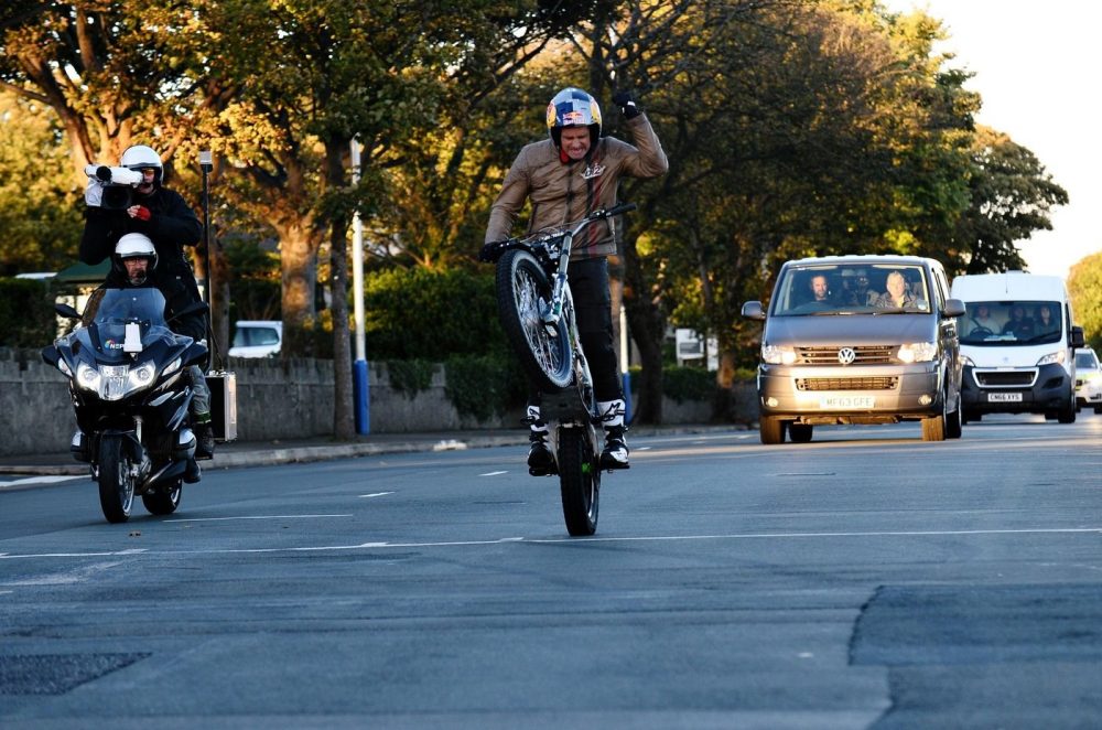 Ilha de Man: Dougie Lampkin completa percurso em ‘cavalinho’