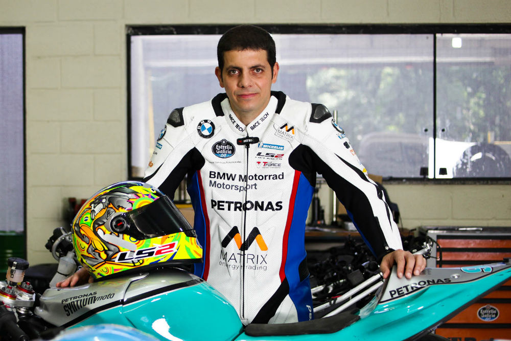 Alex Barros ganha corrida aos 46 anos de idade