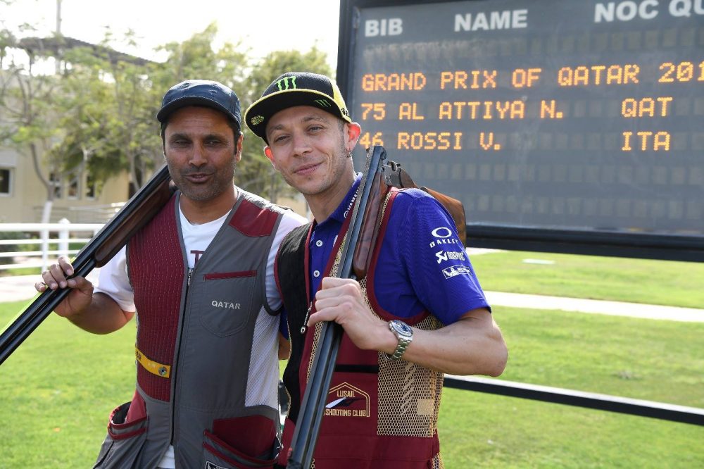 MotoGP, Vídeo: Valentino Rossi afinou pontaria com Nasser Al-Attiyah