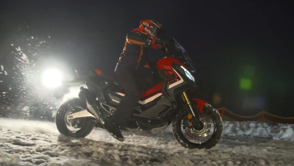 Vídeo: Marc Márquez com a Honda X-ADV na neve