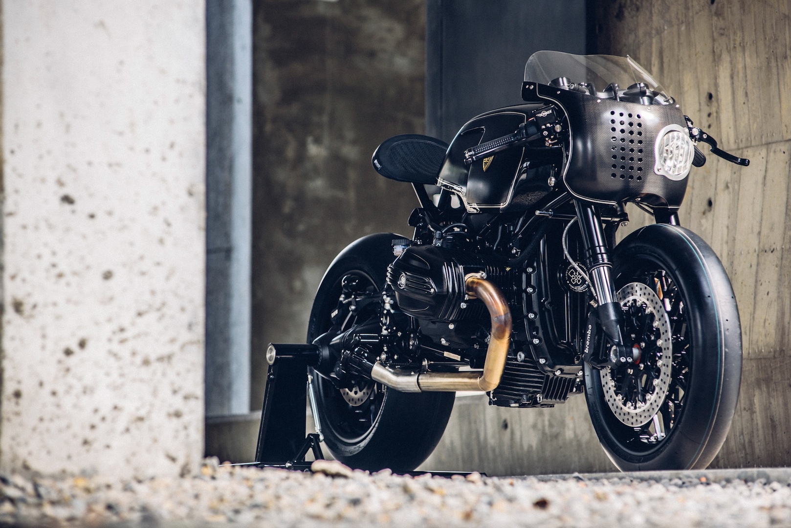 BMW-R-NineT-Bavarian-Fistfigher-by-Rough-Crafts-Customs-Front-Right-Three-Quarters