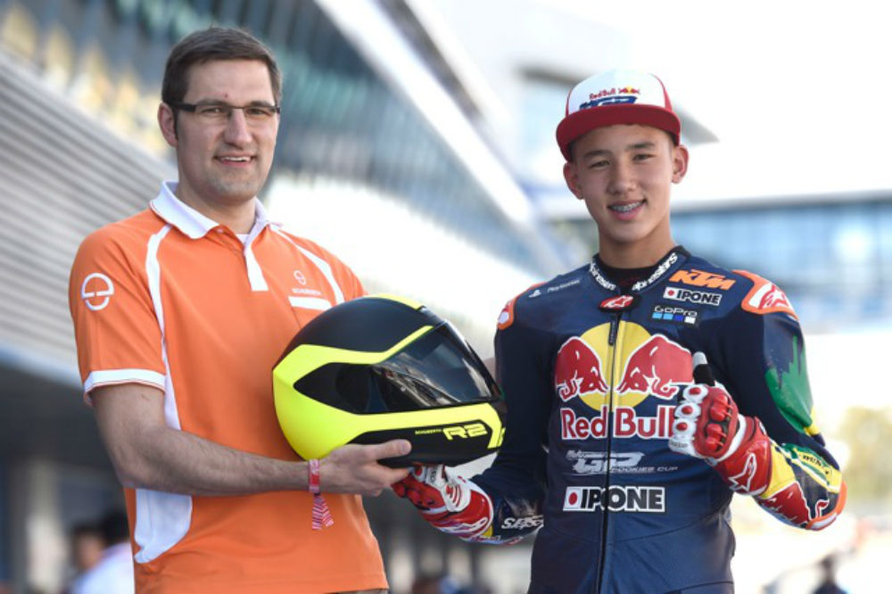 06schu17-red-bull-motogp-rookies-cup-1-schuberth-ceo-jan-christian-becker-with-meikon-kawakami