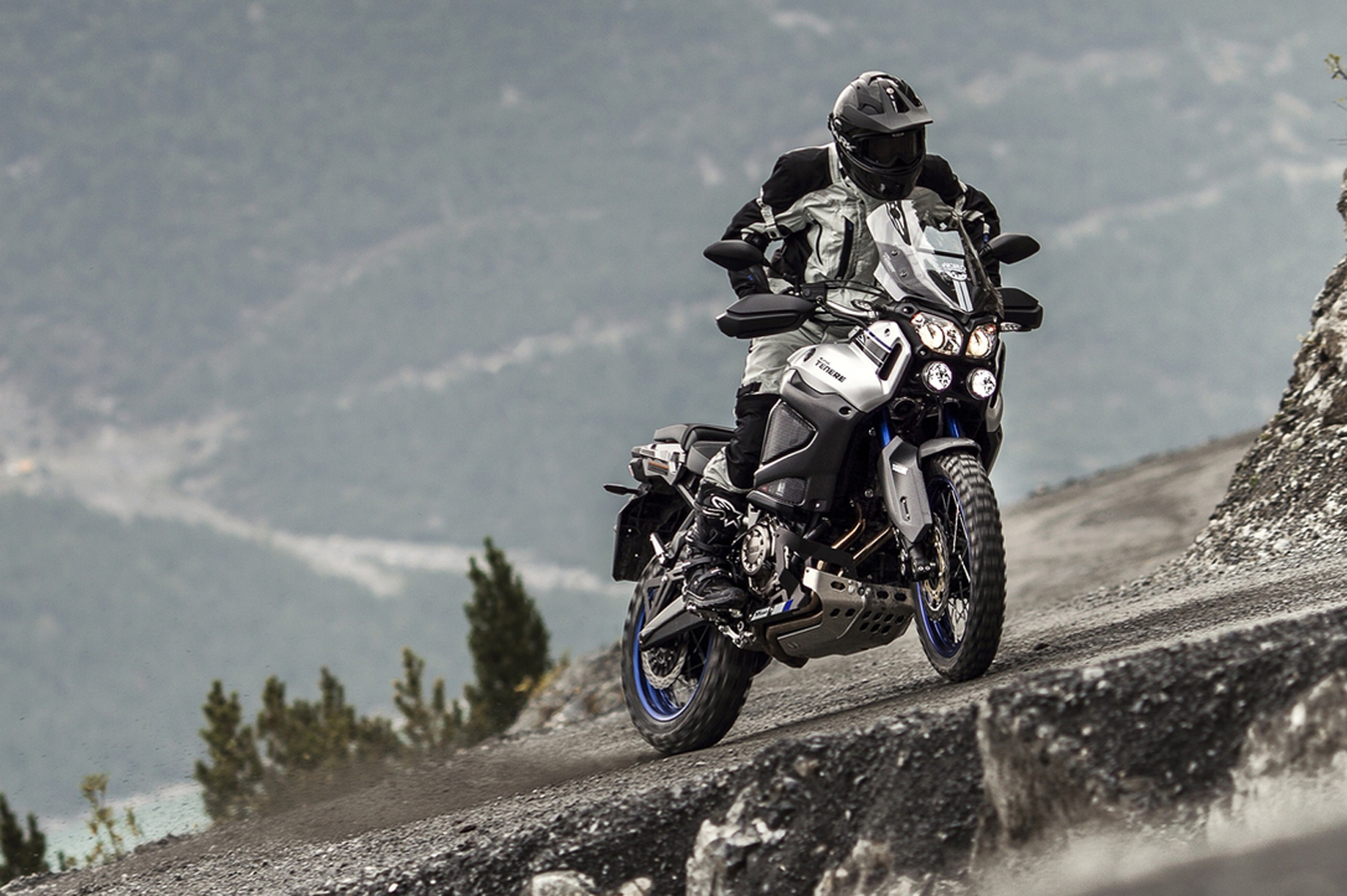 2015-Yamaha-Super-Tenere-World-Crosser-EU-Race-Blu-Action-004