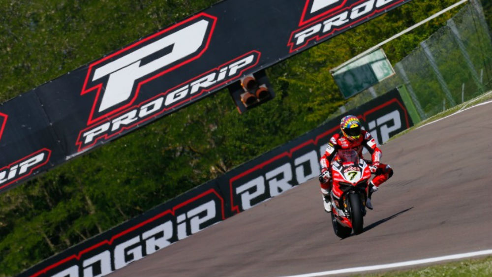 SBK: Chaz Davies esmaga concorrência em corrida mais curta em Imola