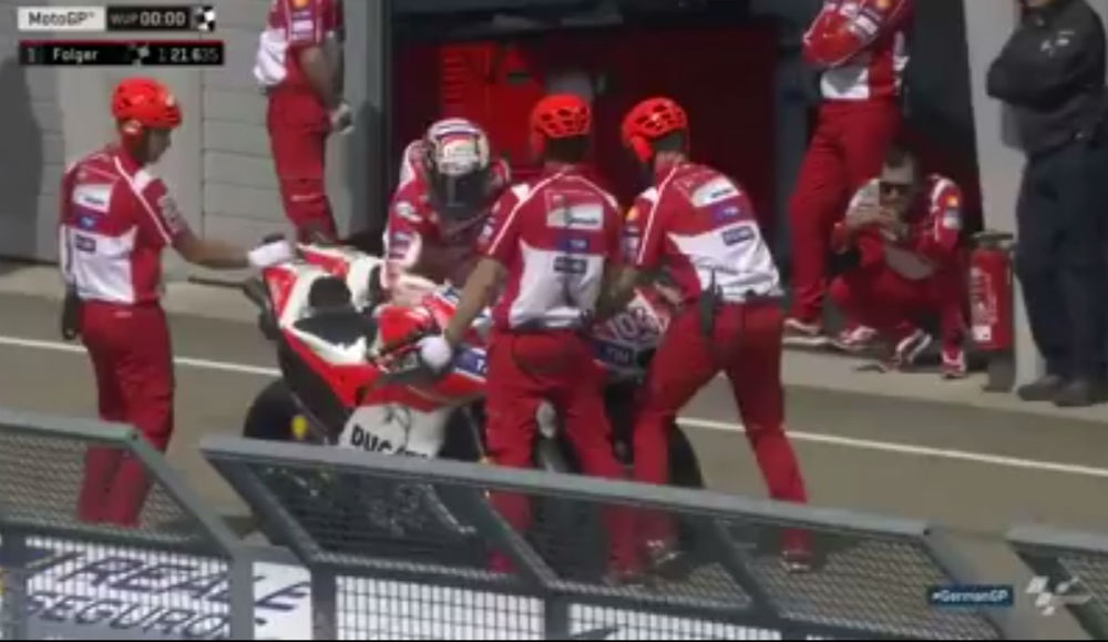 MotoGP – Vídeo: A troca de moto de Dovizioso que sai ao lado