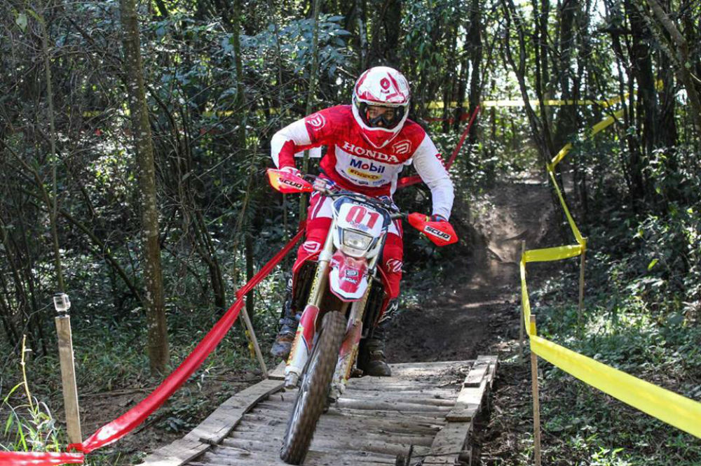 Luís Oliveira soma e segue no Brasil