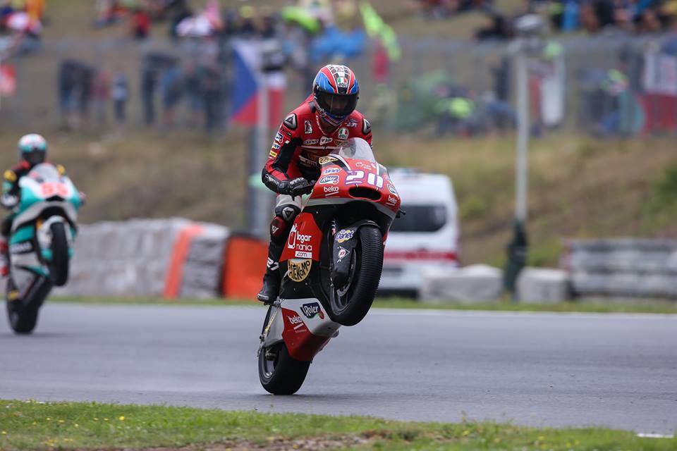 Moto2: Joe Roberts com estreia para recordar
