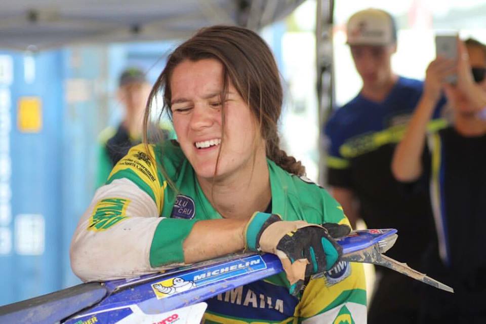 ISDE, Vídeos: Jessica Gardiner troca de pneus com dedo partido