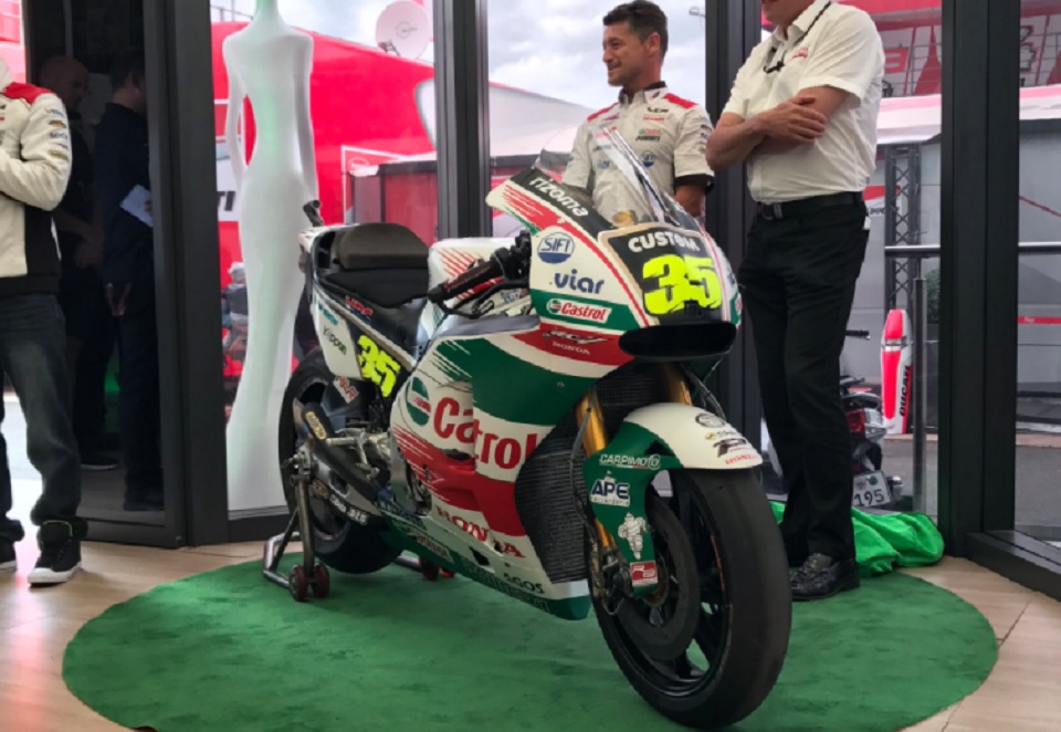 MotoGP: Cal Crutchlow com decoração especial na moto