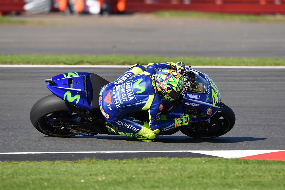 MotoGP: Valentino Rossi ainda com “fortes dores” garante pai