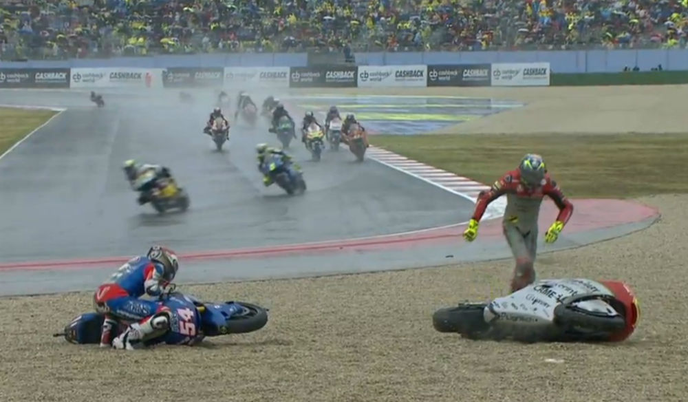 Moto2 – Vídeo: Queda de Mattia Pasini na frente de Miguel Oliveira