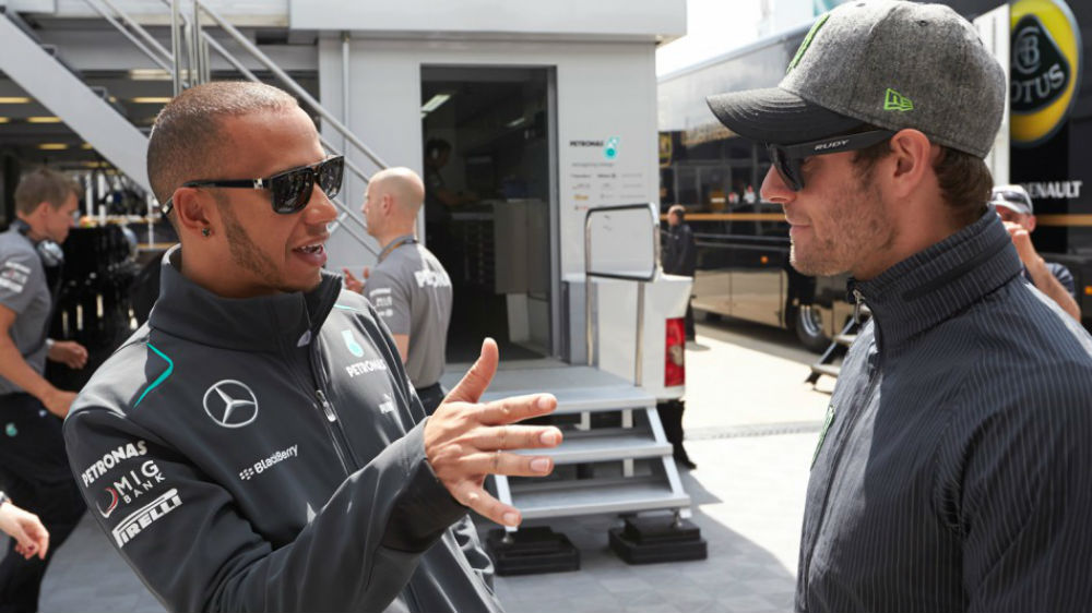 MotoGP – Vídeo: Lewis Hamilton e Cal Crutchlow juntos