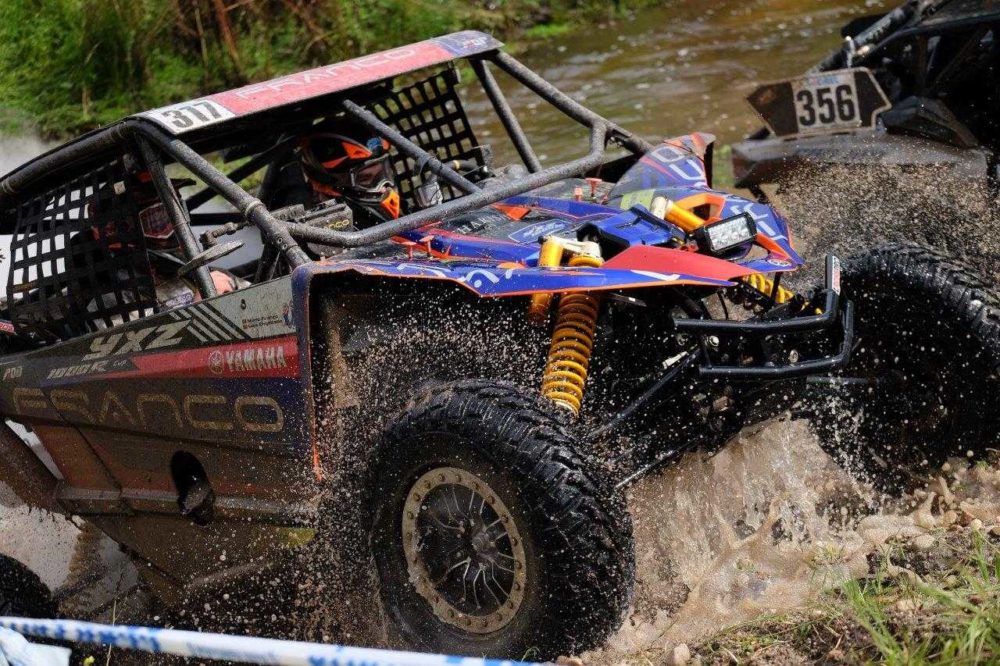 TT: Mário Franco e Vasco Melo na frente da Taça Yamaha