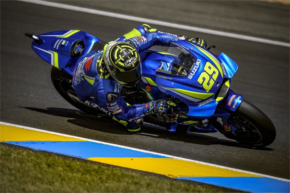 MotoGP: Andrea Iannone lidera sessão muito atribulada