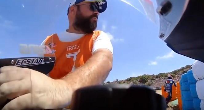 MotoGP, Vídeo: Comissário apanhado a roubar peça da moto de Rins