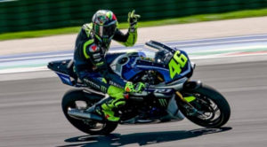 MotoGP, 2020: Valentino Rossi treinou com uma R1 em Misano thumbnail