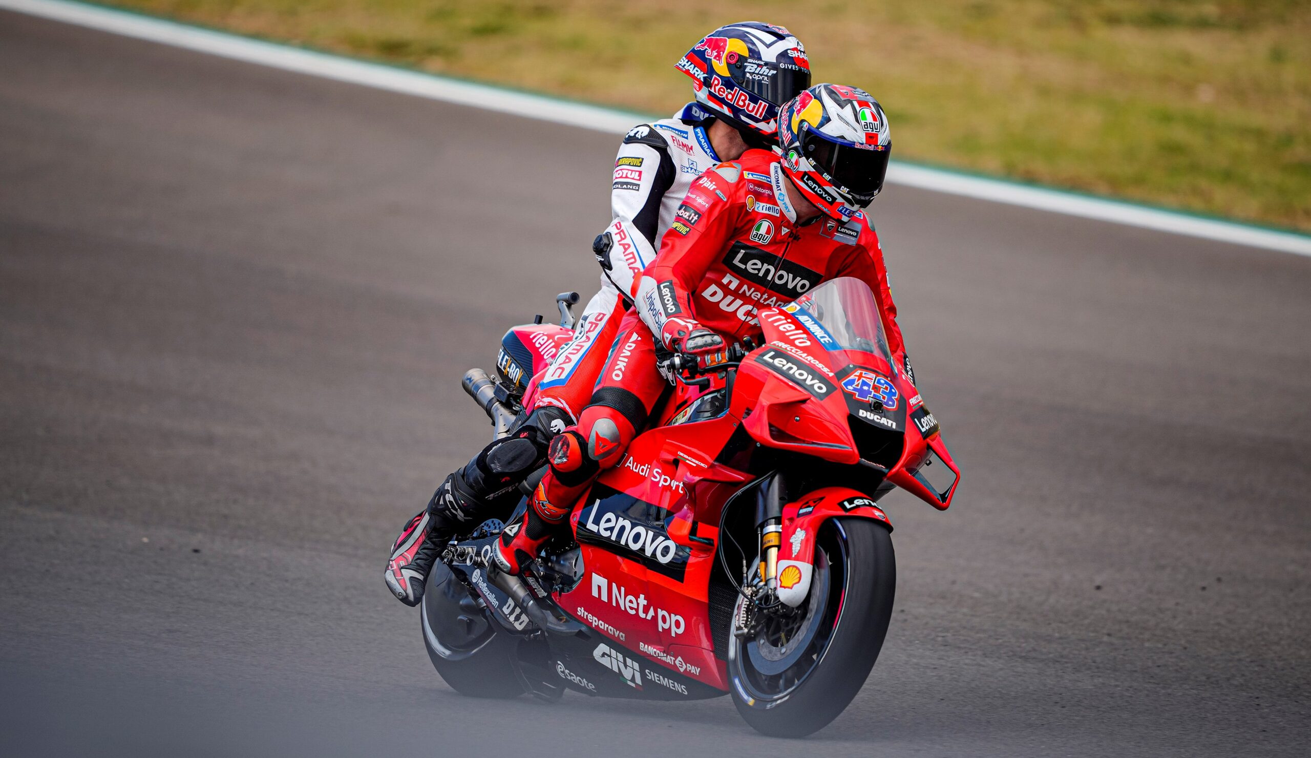 MotoGP, 2021, Portimão: A boleia de Miller a Zarco