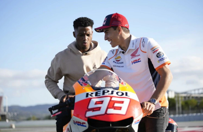 MotoGP, 2021, Misano 2: Marc Márquez impressiona o craque do futebol Ansu Fati
