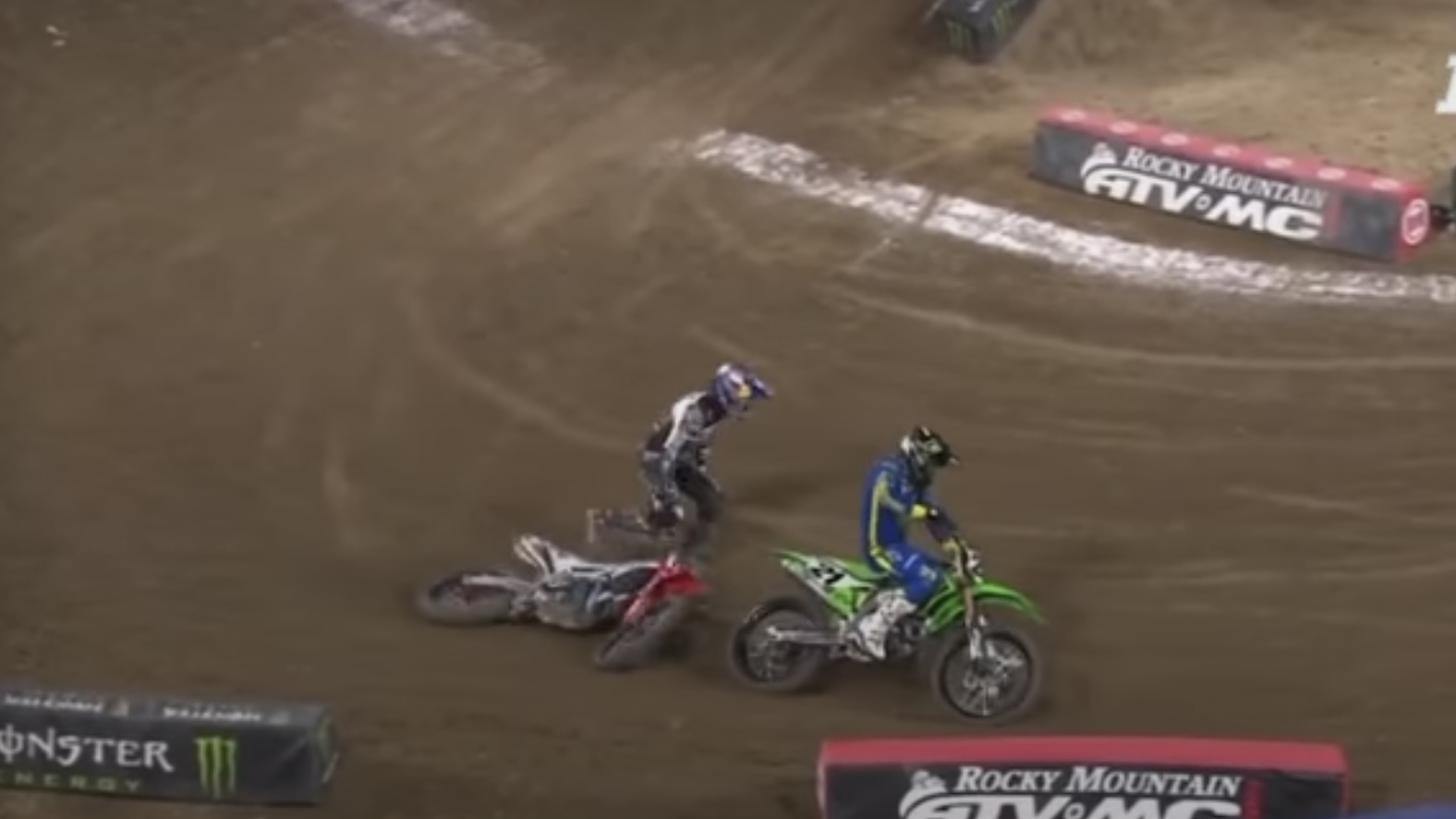 Vídeo AMA Supercross 450, San Diego: O “blockpass” de Anderson a Roczen