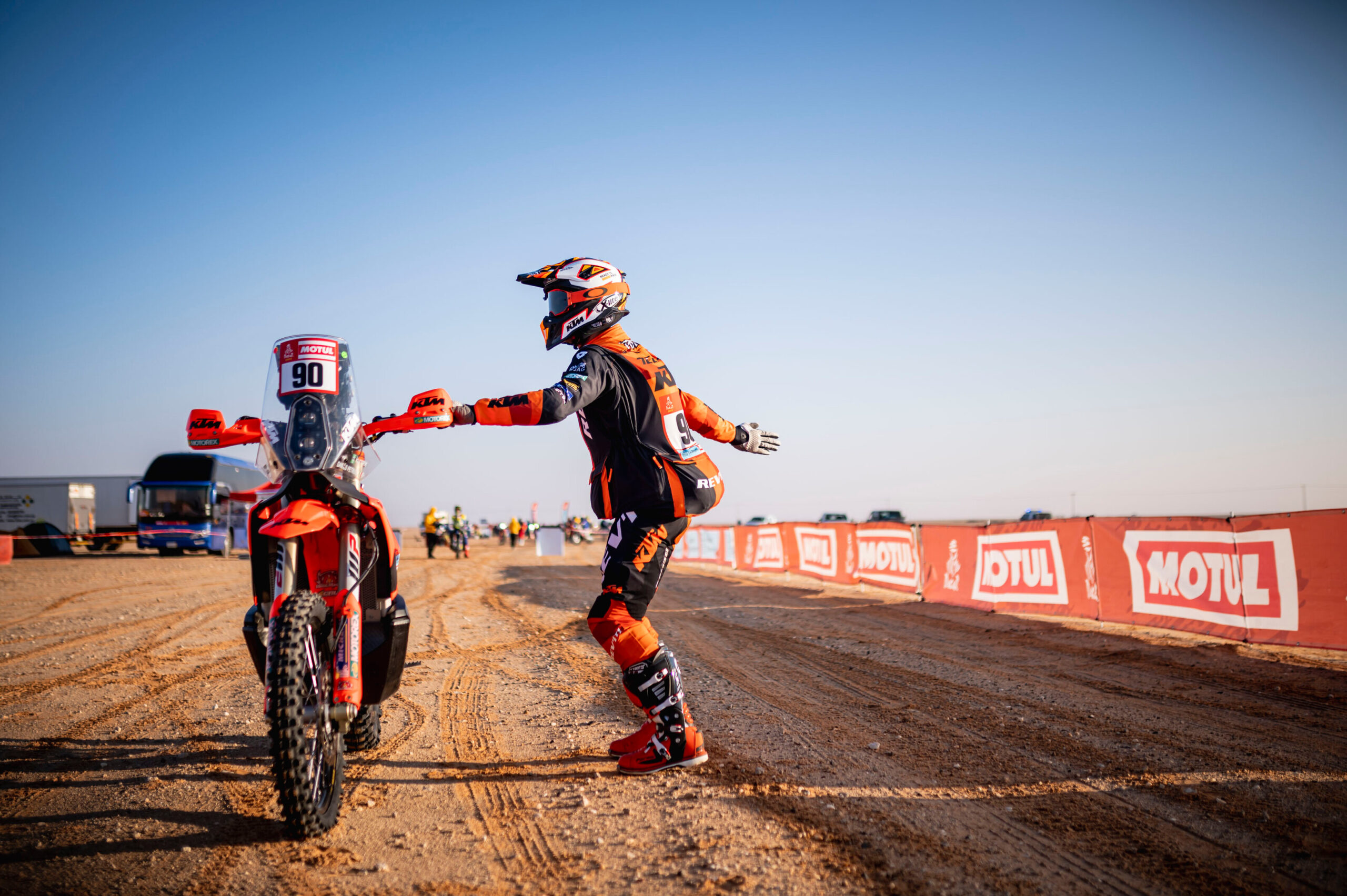 Dakar, Etapa 8, Desistências: 4 equipas de fábrica ainda completas