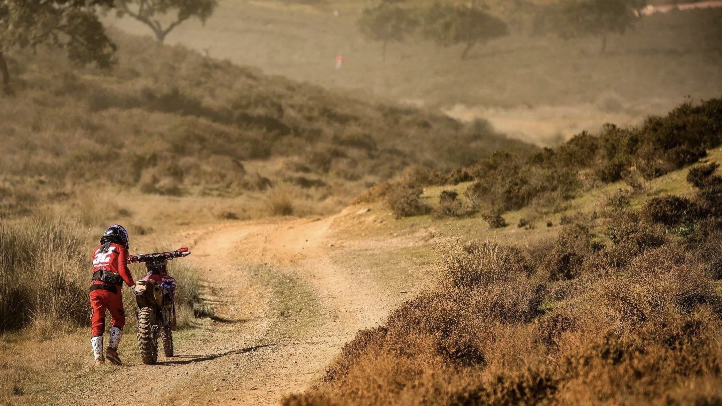 Vídeo Baja Montes Alentejanos: Gonçalo Amaral terminou a prova a empurrar a sua moto!