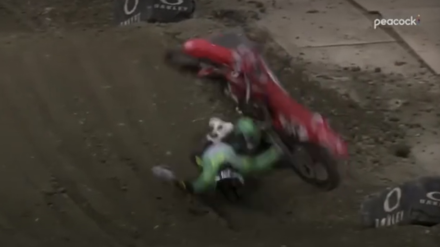 Vídeo AMA Supercross 450, Seattle: A violenta queda de Sexton
