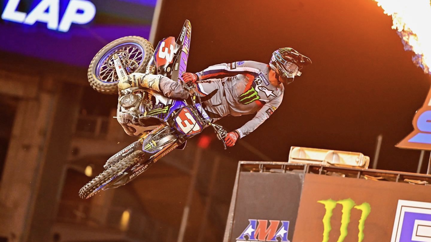 Vídeo AMA Supercross 450, Seattle: Eli Tomac iguala 44 vitórias de Chad Reed
