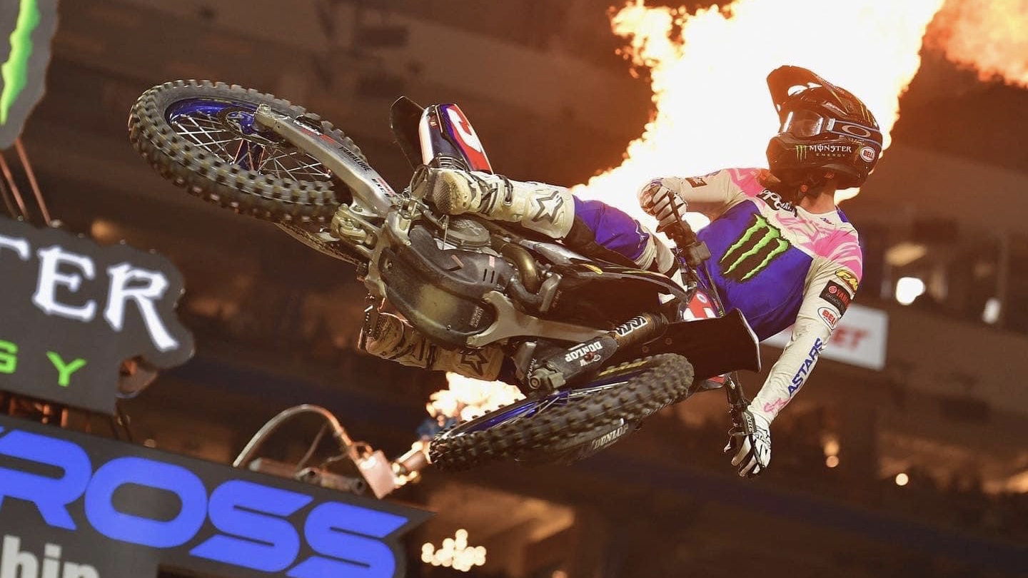 Vídeo AMA Supercross 450, Detroit: Tomac triunfa em noite caótica