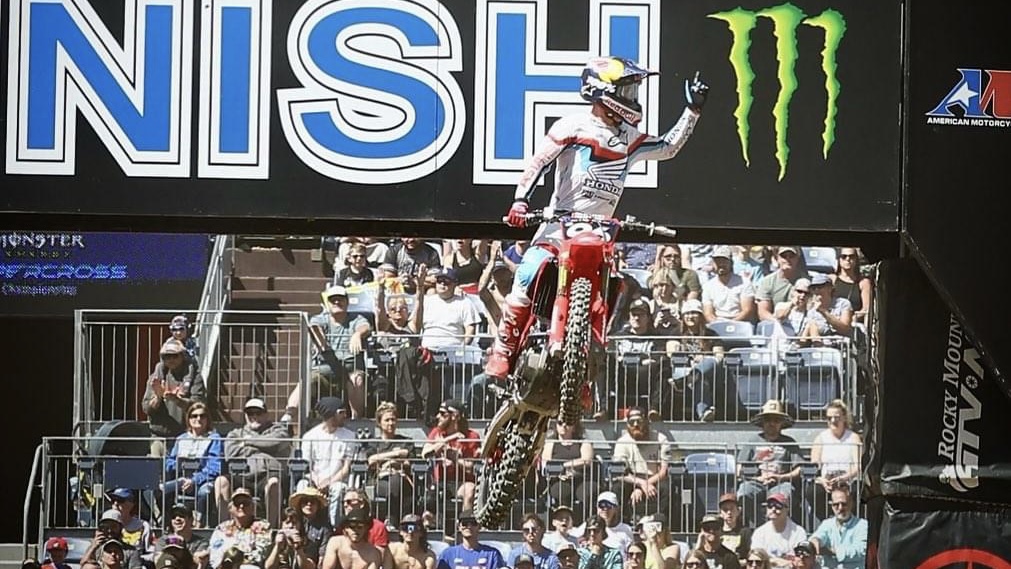 AMA Supercross 250, Denver: Hunter Lawrence adia festa de Christian Craig